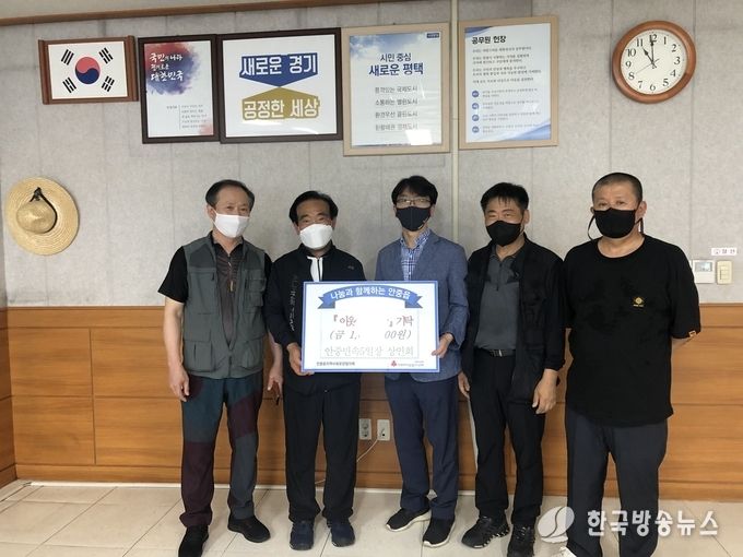 좌측 두 번째 상인회 류인무 회장, 세 번째 김호경 안중읍장, 그 외 상인회 회원