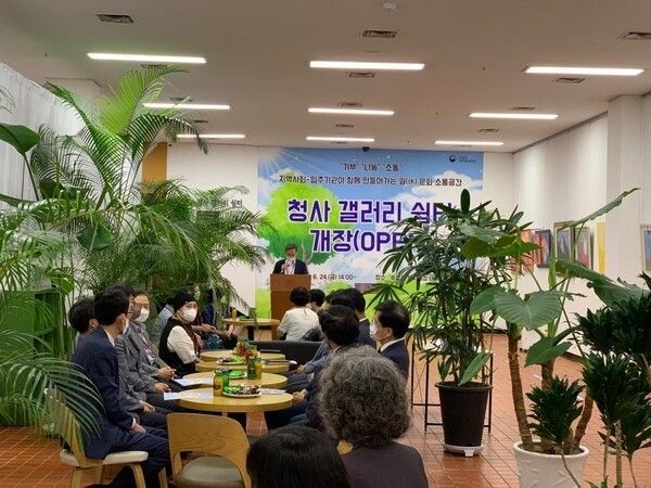 정부과천청사 후생동 복지매장에서 진행된 '청사 갤러리 쉼터' 개장식에서 김명선 과천청사관리소장이 인사말을 하고 있다. 정부과천청사관리소 제공<br>
