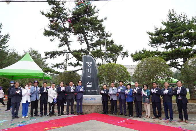 남성현 산림청장(오른쪽에서 아홉번째) 증도 미세먼지차단숲 준공 제막