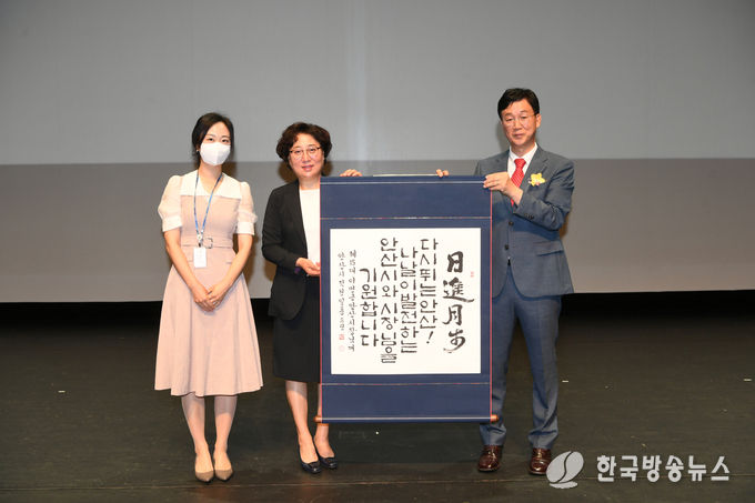 이민근 제15대 안산시장, ‘시민과 함께’ 민선 8기 업무 돌입 (가운데 이민근 시장 배우자 정민숙 여사)