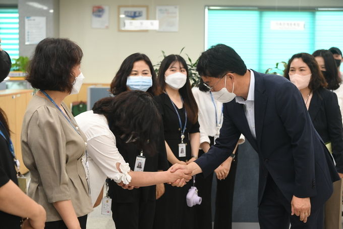 이민근 시장, 시민 목소리 현장서 듣는다…이달 말까지 구·동 초도방문(이민근 시정이 7일 상록구청에서 직원들을 격려하고 있다.)