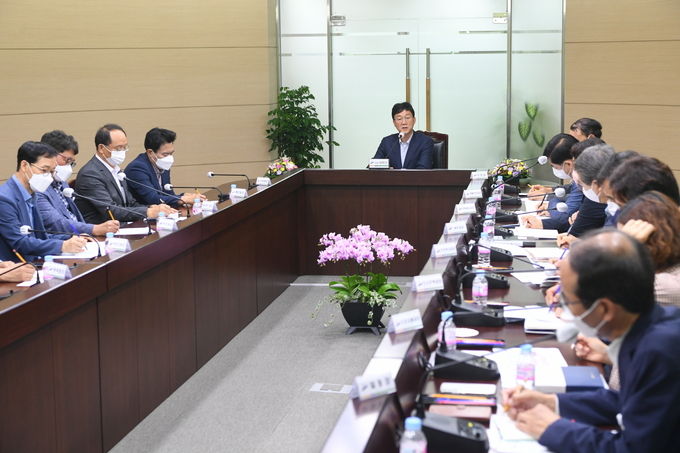 이민근 시장, 시민 목소리 현장서 듣는다…이달 말까지 구·동 초도방문 (이민근 시장이 7일 상록구청에서 부서별 현안보고를 받고 있다.)
