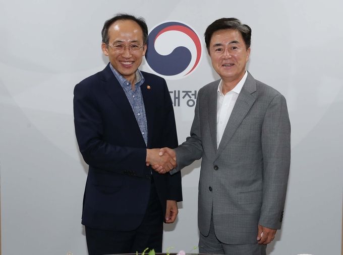 김태흠 충남도지사는 9일 정부 서울청사 부총리실에서 추경호 부총리를 만나 내년 충남 주요 현안 사업에 대한 국비 반영을 건의했다.