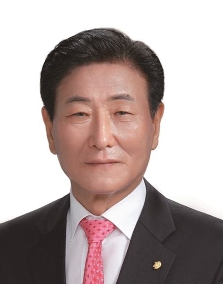 # 최고령 신정철(75세) 의원<br>
<br>
