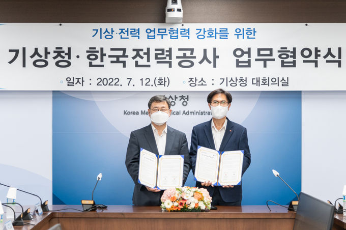 협약식(왼쪽 이정환 기상서비스진흥국장