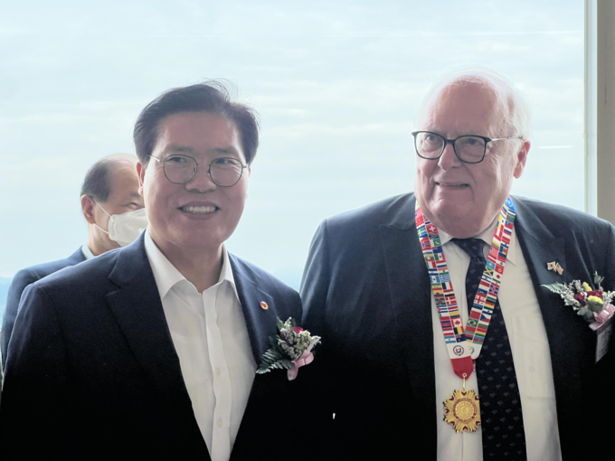 송석준 의원과 에드윈 퓰너(Edwin Feulner) 헤리티지 재단 설립자