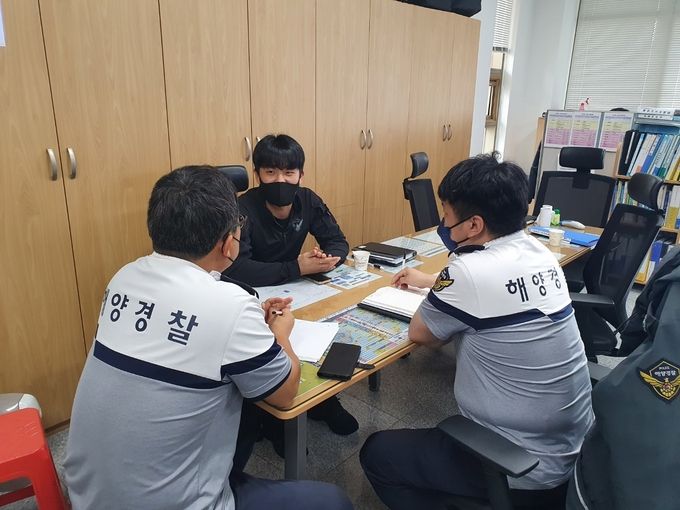 군산해경 1급응급구조사 자격 보유 경찰관이 응급처치 유형에 대한 정보를 공유하고 있다