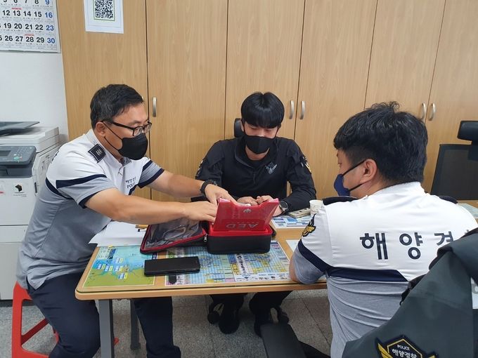 군산해경 1급 응급구조사 자격 보유 경찰관이 구급장비 사용법과 점검법에 대해 교육하고 있다