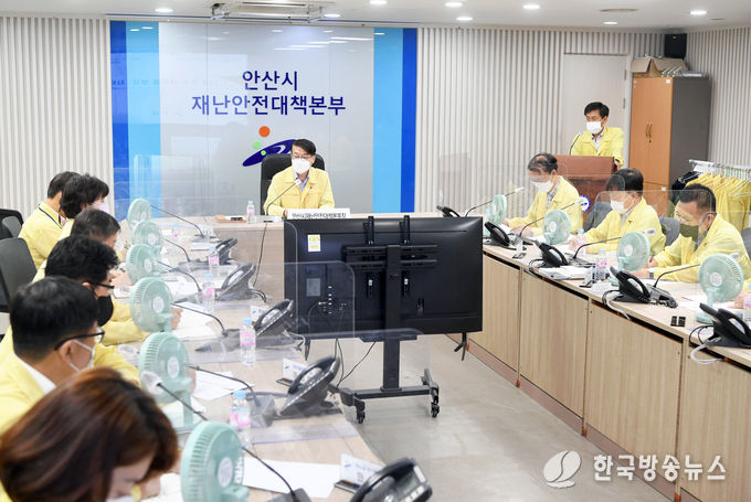 안산시, 코로나19 재유행 막기 위해 총력대응…4차 백신접종 확대(김대순 안산시부시장이 13일 재난안전대책본부 회의에서 코로나19 재유행 대응대책을 논의히고 있다.).