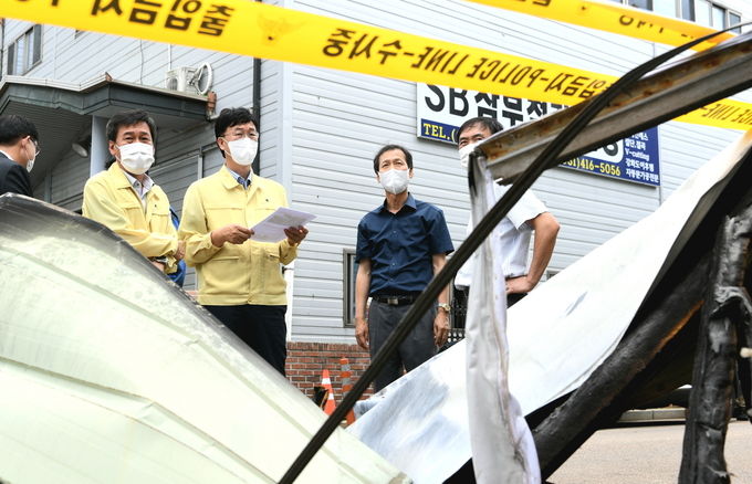이민근 안산시장, 상록구 팔곡이동 공장 화재현장 점검…피해기업 지원·복구에 최선(이민근 안산시장이 14일 상록구 팔곡이동 공장 화재현장을 점검하고 있다