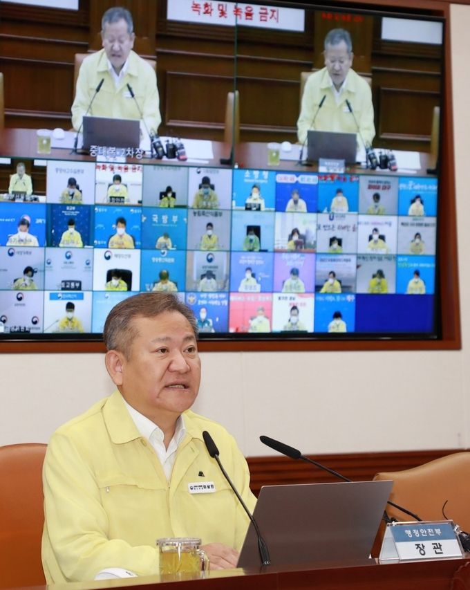 이상민 중대본 2차장(행정안전부 장관)이 15일 오전 서울 종로구 정부서울청사 영상회의실에서 열린 코로나19 대응 중앙재난안전대책본부 회의를 주재하며 발언하고 있다.