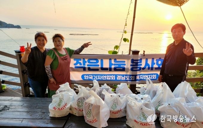 왼쪽 첫번째 한국기자연합회 경남도회 부회장 박기순, 두번재 신해경 욕지지회장
