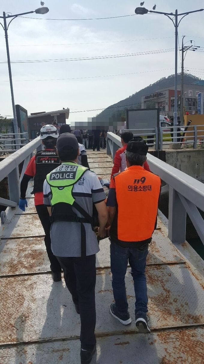 군산해경 새만금 파출소 순찰팀에서 부상당한 응급환자를 119에 인계하고 있다.