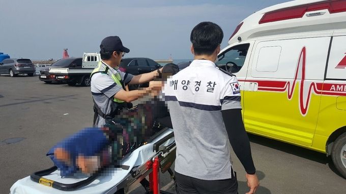 군산해경 새만금 파출소 순찰팀에서 부상당한 응급환자를 119에 인계하고 있다.