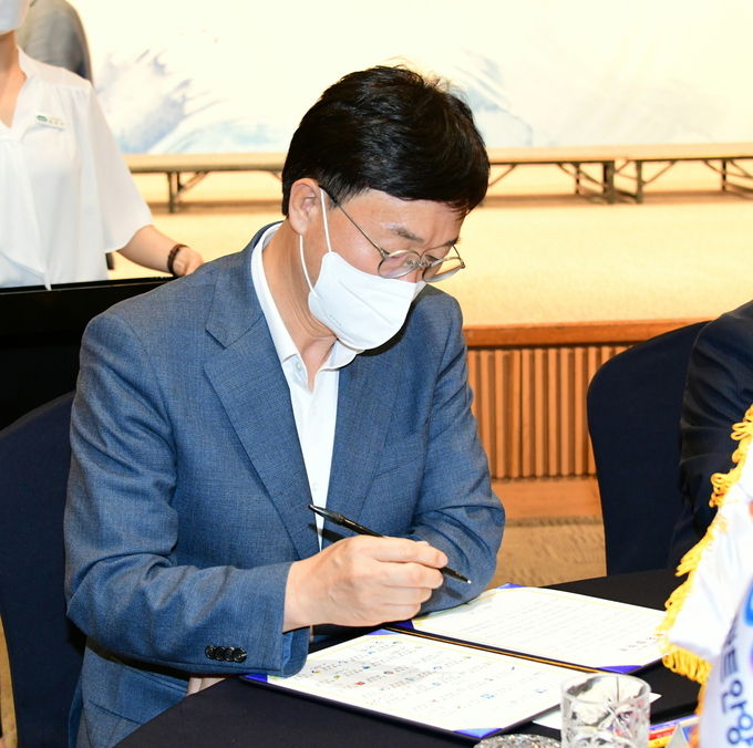 이민근 안산시장, 시민 행복 위해 경기도·31개 시군과 맞손(이민근 안산시장이 26일 경기도경제과학진흥원에서 열린 민선8기 경기도 시장군수 간담회에서 합의문에 서명하고 있다.)