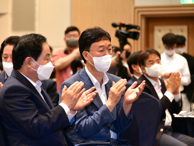 이민근 안산시장, 시민 행복 위해 경기도·31개 시군과 맞손(이민근 안산시장-왼쪽에서 두번째-이 26일 경기도경제과학진흥원에서 열린 민선8기 경기도시장군수협의회에 참석하고 있다.)