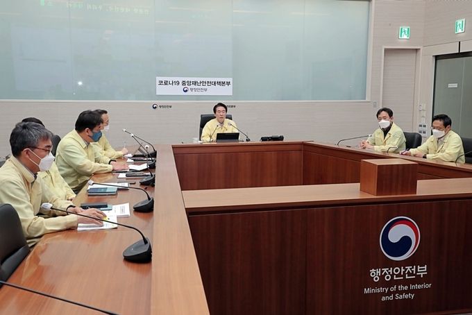 김성호 중대본 제2총괄조정관(행정안전부 재난안전관리본부장)이 27일 오전 세종시 정부세종2청사 중앙재난안전상황실에서 열린 코로나19 대응 중앙재난안전대책본부 회의를 주재하며 모두발언을 하고 있다