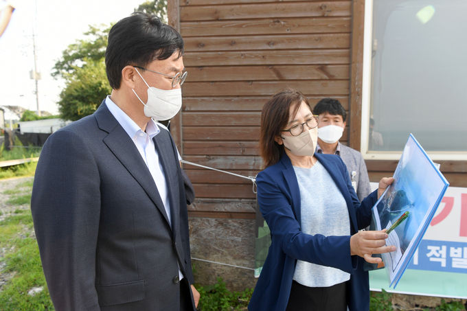 이민근 안산시장이 28일 대부도 구봉도에서 시 관계자로부터 관광시설 현황을 보고받고 있다.