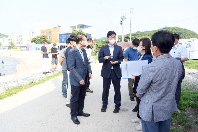 이민근 안산시장이 28일 대부도 구봉도일원에서 관광시설 현장점검을 하고 있다.