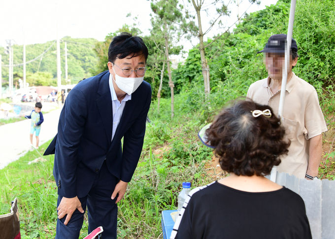 이민근 안산시장, 대부도 구봉도 일원 관광시설 현장점검…관광발전 청사진 그려 (이민근 안산시장이 28일 대부도 구봉도에서 관광시설 현장점검을 하며 시민들과 이야기하고 있다.)