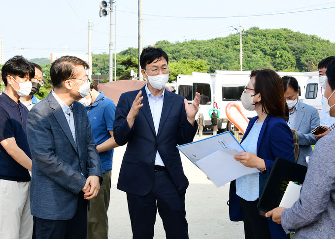 서해안 최고의 해양생태 관광도시 안산 대부도의 여름은 축제로 물든다(이민근 시장(사진 중앙)이 공무원들과 함께 대부도 주요 사업현장을 들러보고 있다.)