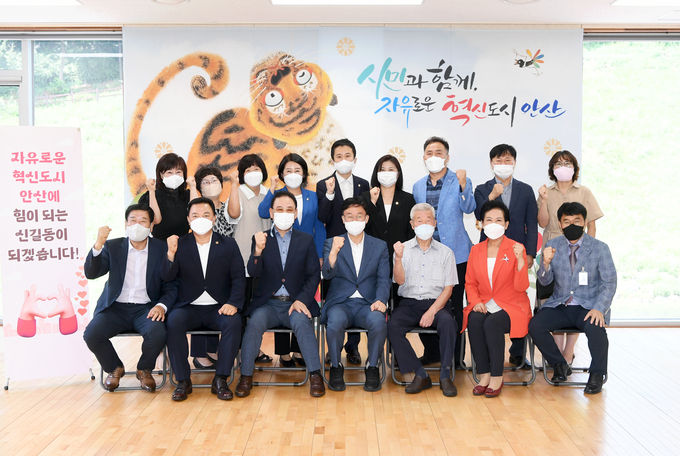 이민근 안산시장, 시민과 함께…동 초도방문 성료(이민근 안산시장이 지난달 19일 신길동 행정복지센터를 방문해 주민들과 단체사진 촬영을 하고 있다.)