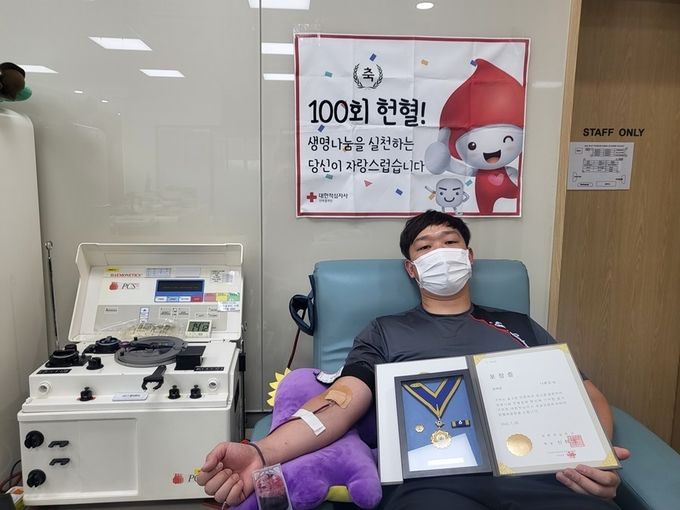 지난달 29일 군산의 헌혈의집에서 나문선 경장이 100회째 헌혈을 하고 있다.