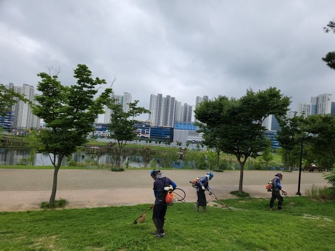 경산시, 살고싶은 도시환경만들기로 시민행복지수 ‘쑥쑥’(작업사진)