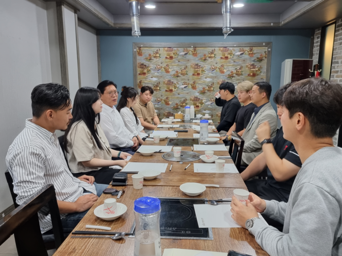 긴급 청년간담회 자리에서 청년들의 질문에 대답하는 송석준 의원