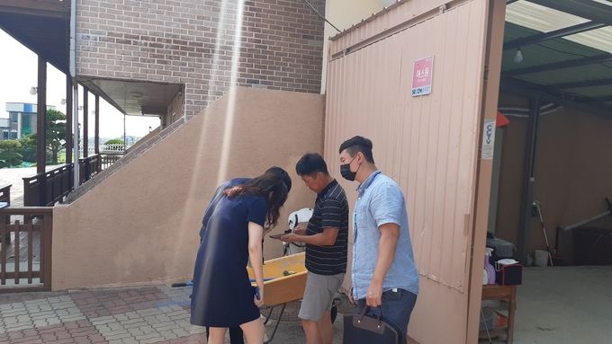 도와_시군_합동점검반이_도내_숙박업소를_방문해_점검하고_있는_모습(건강증진식품과).