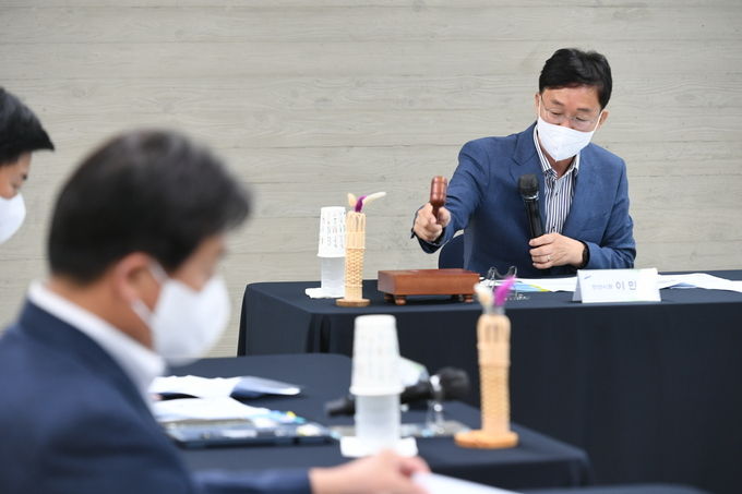 경기서부권문화관광협의회 정기회의… 관광 활성화 위해 맞손(이민근 안산시장이 8일 경기서부권문화관광협의회에서 임시협회장으로서 회의를 주재하고 있다.).