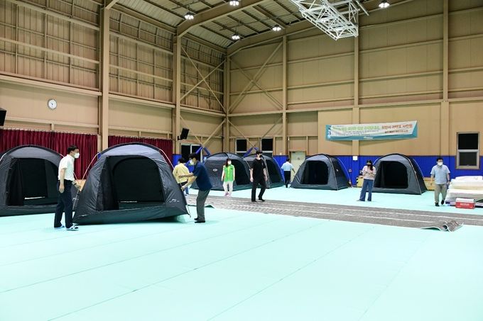안산시 공무원들이 10일 반월동 창말체육관에서 이재민 임시거주시설을 설치하고 있다.
