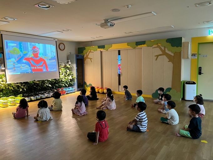 충남도청 어린이집 아이들이 신호등레인저가 등장하는 어린이교통안전 홍보동영상을 시청하고 있다