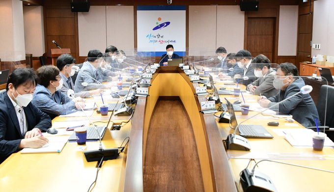 이민근 안산시장이 11일 오전 안산시청 상황실에서 관계자들과 브라운백 미팅을 주재하며 자유롭게 의견을 나누고 있다