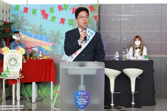 11일 오후 인천공항에서 개최된 마약퇴치 캠페인에서 인사말을하는 윤태식 관세청장