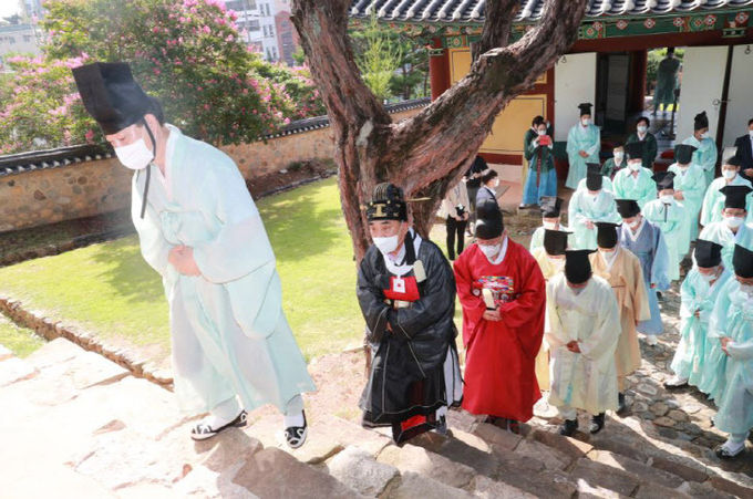 민선8기 울산광역시장 취임 고유례가 12일 울산항교 대성전에서 열린 가운데 김두겸 울산시장이 고유례 봉행하기 위해 대성전에 오르고 있다. 