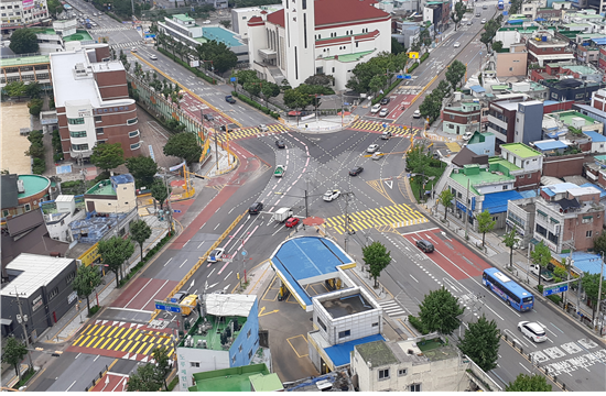 노란색으로 시인성을 강화한 사례(노란색 횡단보도).