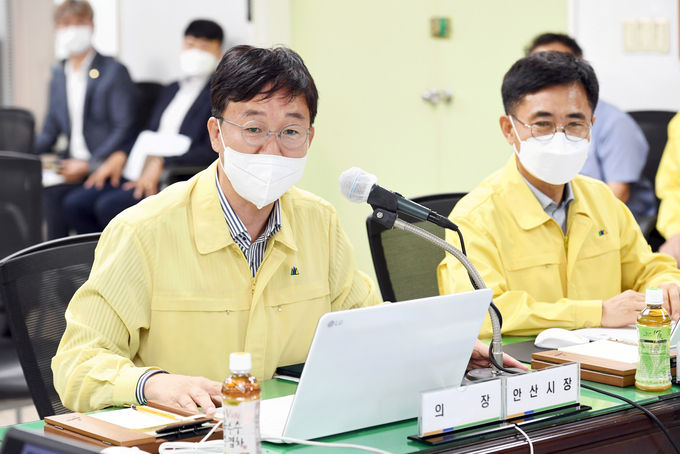 이민근 안산시장-왼쪽-이 16일 안산시청에서 통합방위협의회를 주재하고 있다