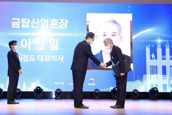18일 강남구 건설회관 대강당에서 '2022 건설의 날' 기념식을 개최한 가운데 이상일 정도 대표이사가 최고 영예인 금탑산업훈장을 수상했다. (사진=국토부)