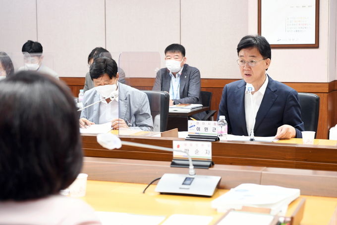 이민근 시장이 지닌달 29일 시청에서 열린 국민의힘 당정협의회에서 현안 논의하고 있다