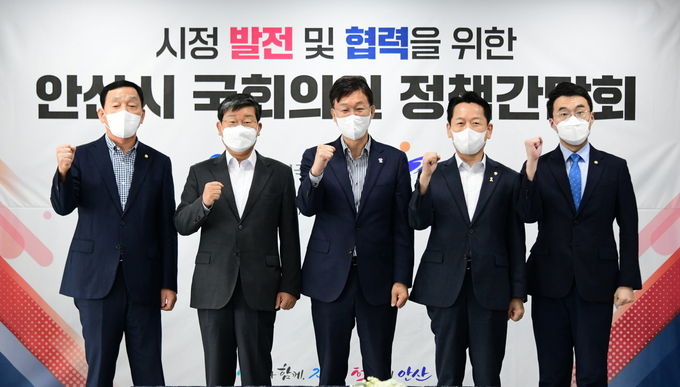 (왼쪽부터 김철민 의원, 전해철 의원, 이민근 시장, 고영인 의원, 김남국 의원)