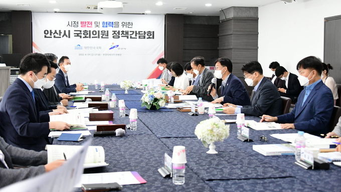 이민근 시장이 19일 한양대 에리카컨벤션에서 지역 국회의원과 정책간담회를 하고 있다.)