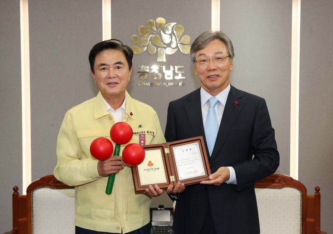 김태흠_지사_충남사회복지공동모금회_명예회장_추대패_전달_사진