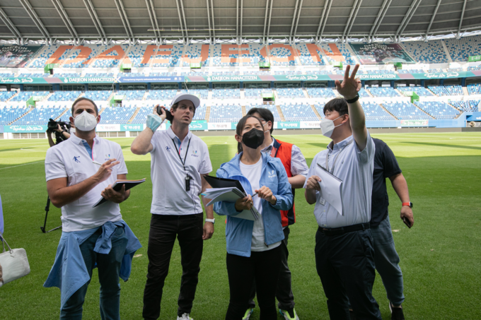 지난 7월 충청권을 방문한 국제대학스포츠연맹(FISU) 기술점검 실사단이 충청권 경기시설 등을 점검하였다. (사진은 대전월드컵경기장) 국제대학스포츠연맹(FISU) 집행부로 구성된 평가단은 26일(금)부터 31일(수)까지 6일간의 일정으로 대회가 치러질 충청권 주요 경기장 등을 둘러보며 기술점검 사항 확인 및 유치 준비 상황을 확인할 계획이다.