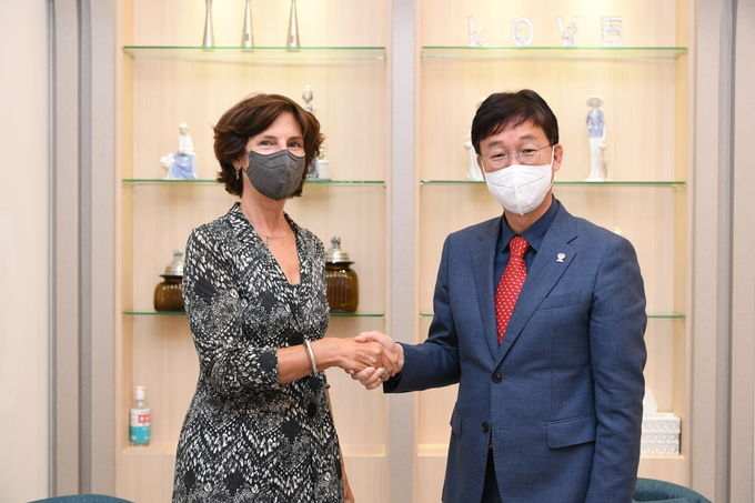 왼쪽부터 요아나 도너바르트 주한 네덜란드 대사, 이민근 안산시장
