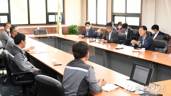 이민근 시장이 지난달 31일 GS E&R)을 방문해 열요금 안정화를 요청하고 있다.