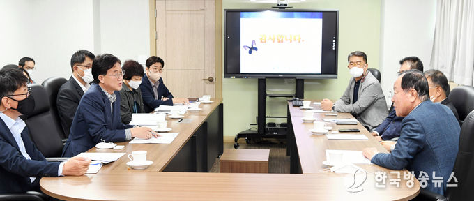 이민근 시장이 지난달 31일 반월패션칼라산업을 방문해 기업 애로사항을 청취하고 있다.