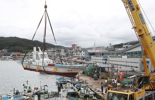 제11호 태풍 ‘힌남노’가 북상하고 있는 가운데 2일 오전 울산시 북구 정자항에서 어민들이 어선을 육지로 옮기고 있다