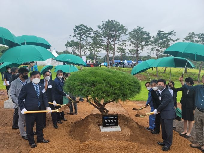 임상섭 산림청 차장(오른쪽 두 번째) 포스코 도이정원 숲 착공식 기념식수 