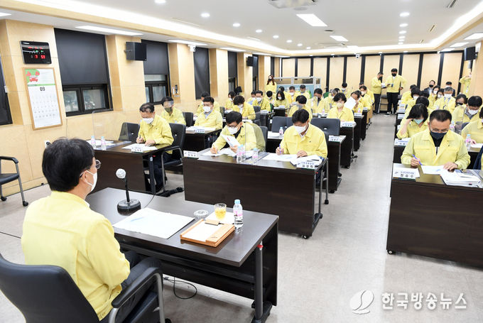이민근 시장이 5일 시청에서 태풍 힌남노 대응을 위해 긴급재난안전대책회의를 주재하고 있다
